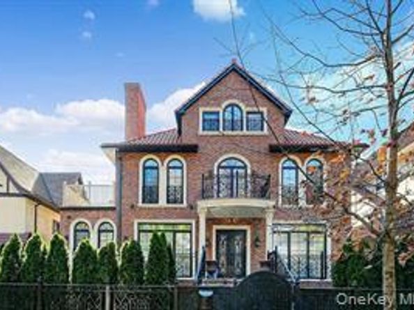 69-36 Dartmouth Street, Forest Hills NY 11375