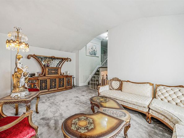 7 Majestic Road, Selden NY 11784