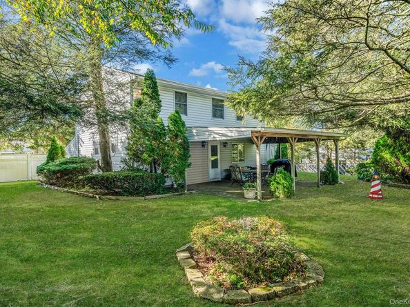 7 Majestic Road, Selden NY 11784