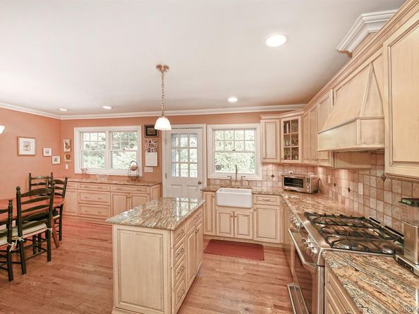 7 Cardiff Court, South Huntington NY 11746
