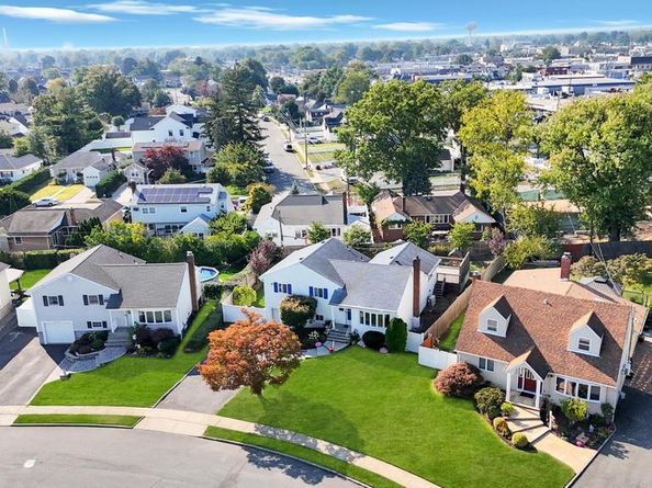2566 Hyacinth Street, Westbury NY 11590