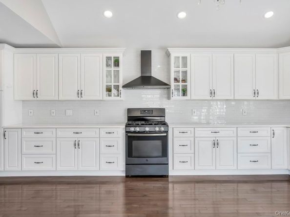 2566 Hyacinth Street, Westbury NY 11590