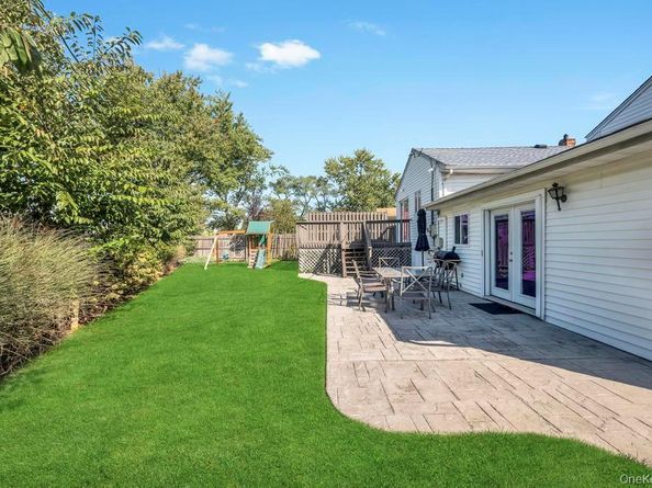 2566 Hyacinth Street, Westbury NY 11590