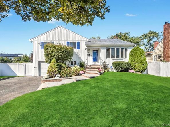 2566 Hyacinth Street, Westbury NY 11590