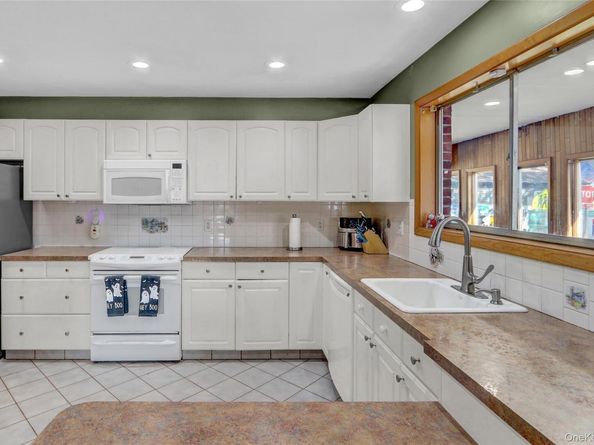 11 W 2nd Street, Deer Park NY 11729