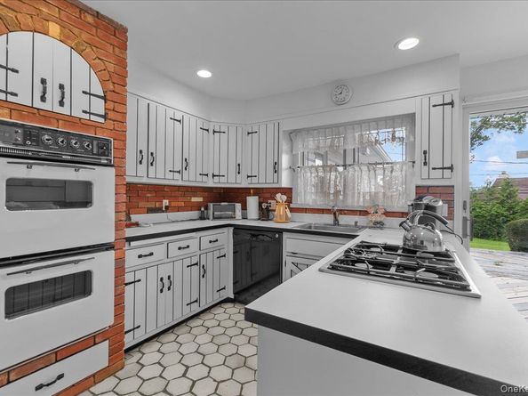 5 Woods Lane, Roslyn NY 11576