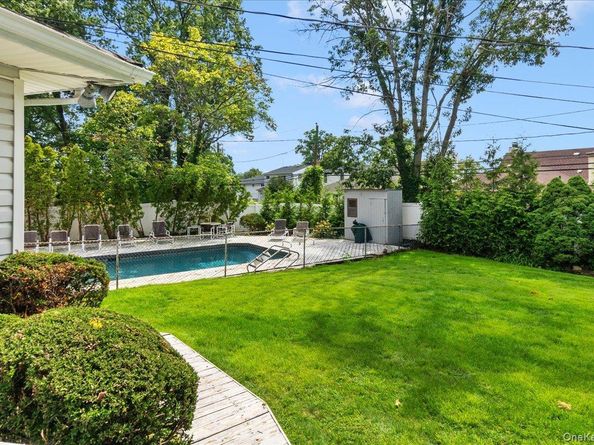 5 Woods Lane, Roslyn NY 11576