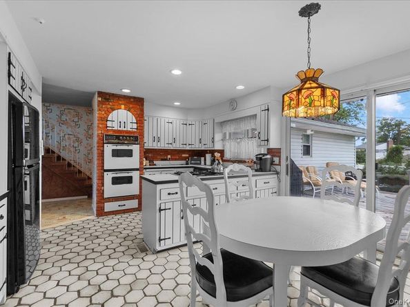 5 Woods Lane, Roslyn NY 11576