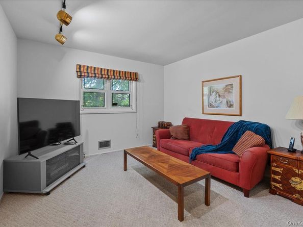 5 Woods Lane, Roslyn NY 11576