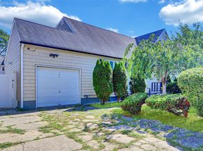 260 Cedar Court, Copiague NY 11726