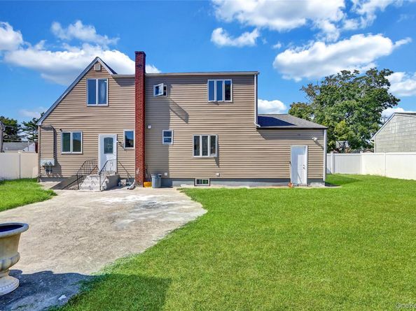 260 Cedar Court, Copiague NY 11726