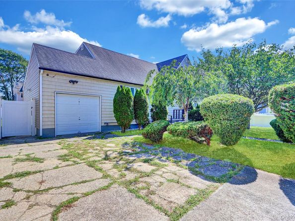 260 Cedar Court, Copiague NY 11726