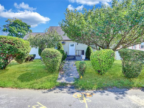 260 Cedar Court, Copiague NY 11726