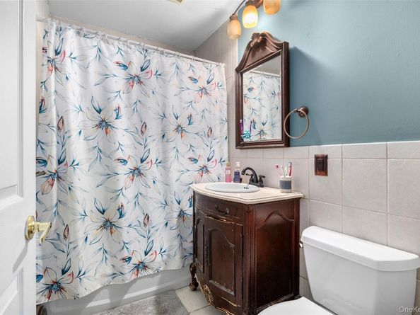 6 Downhill Lane, Wantagh NY 11793