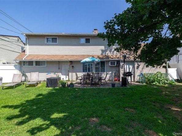 6 Downhill Lane, Wantagh NY 11793