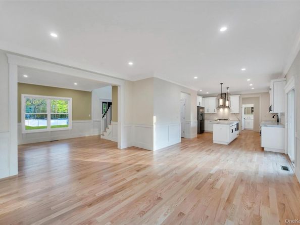 271 N Country Road, Smithtown NY 11787