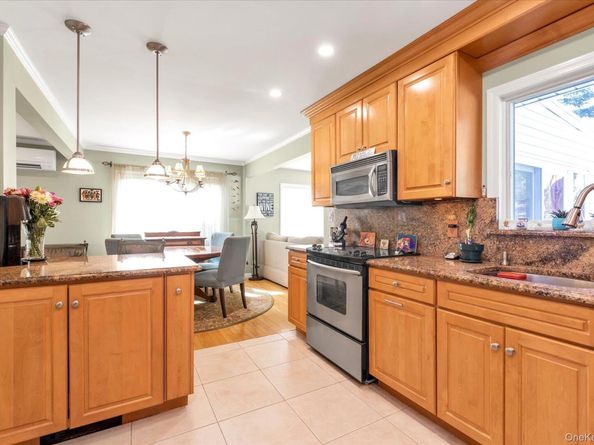 338 W Henrietta Avenue, Oceanside NY 11572