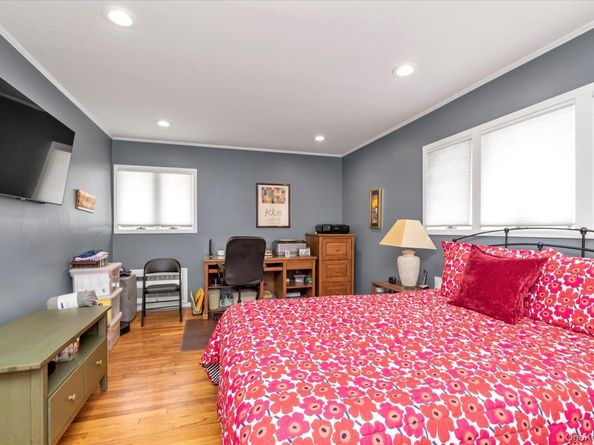 338 W Henrietta Avenue, Oceanside NY 11572