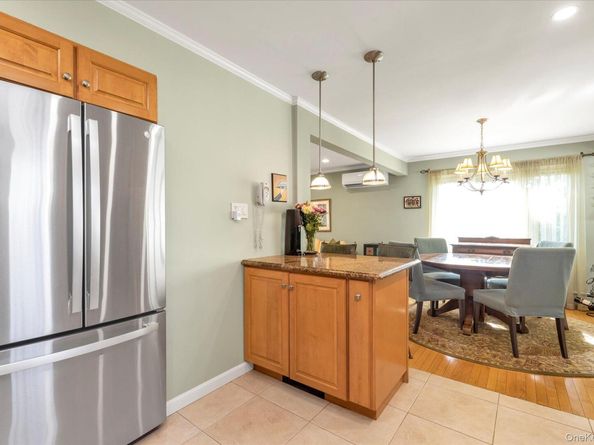 338 W Henrietta Avenue, Oceanside NY 11572