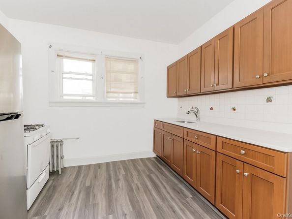 923 E 219 Street, Bronx NY 10469