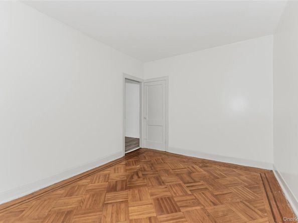 923 E 219 Street, Bronx NY 10469