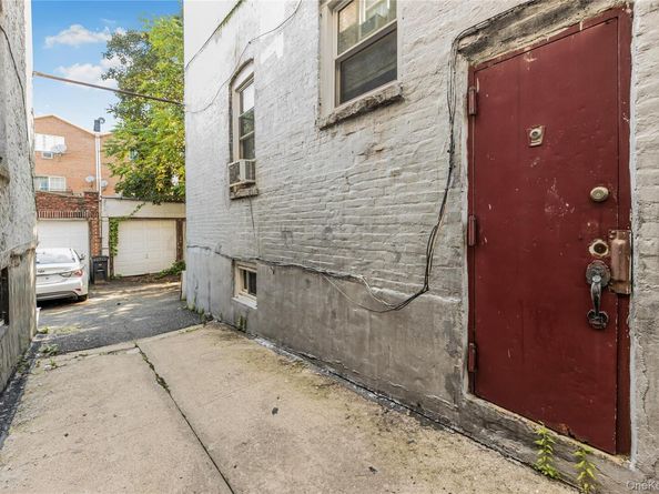 923 E 219 Street, Bronx NY 10469