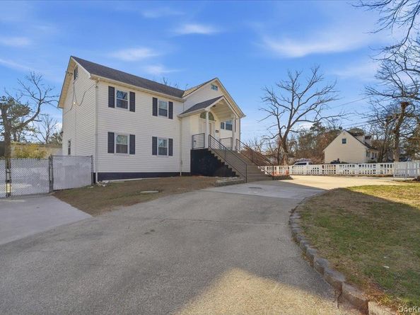 56 Park Lane, Medford NY 11763