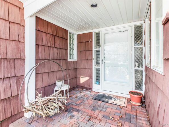 61 Hofstra Drive, Plainview NY 11803