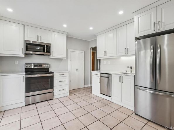 5 Haiti Lane, Coram NY 11727