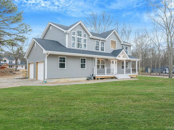 37 Locust Avenue S, Medford NY 11763