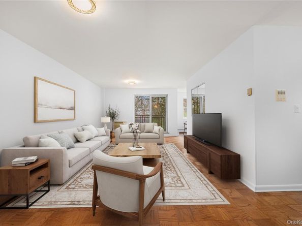 10 Ipswich Avenue 4M, Great Neck NY 11021