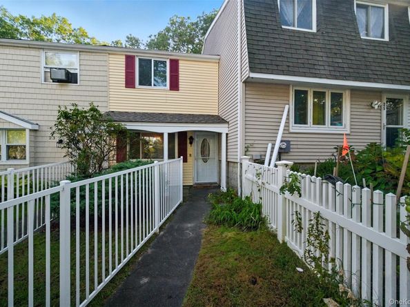 24 Wooded Way, Calverton NY 11933