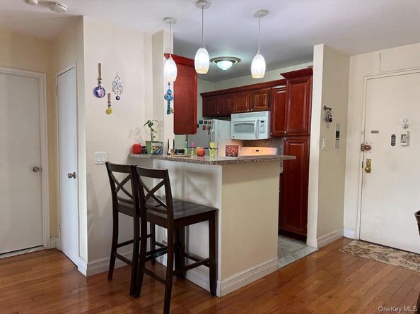 60-11 Broadway 3S, Woodside NY 11377