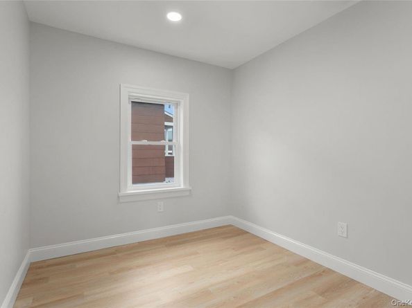 208 W Alhambra Avenue, Lindenhurst NY 11757