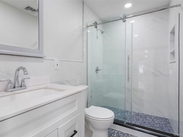 208 W Alhambra Avenue, Lindenhurst NY 11757