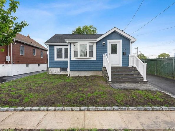 208 W Alhambra Avenue, Lindenhurst NY 11757