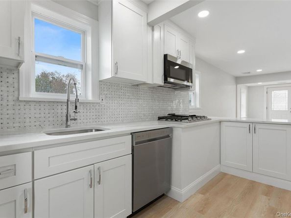208 W Alhambra Avenue, Lindenhurst NY 11757
