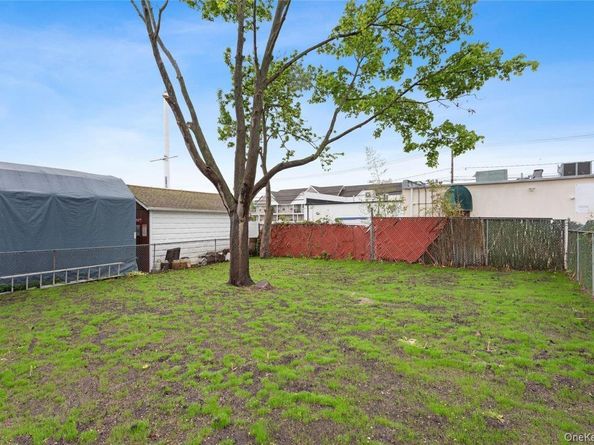 208 W Alhambra Avenue, Lindenhurst NY 11757