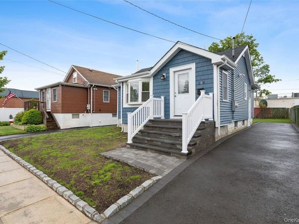 208 W Alhambra Avenue, Lindenhurst NY 11757