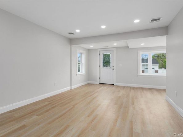 208 W Alhambra Avenue, Lindenhurst NY 11757