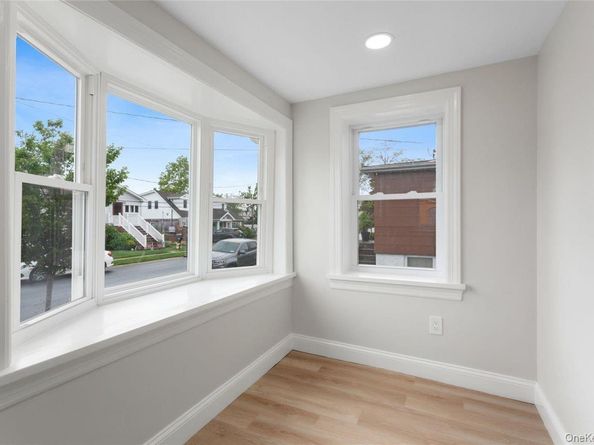 208 W Alhambra Avenue, Lindenhurst NY 11757