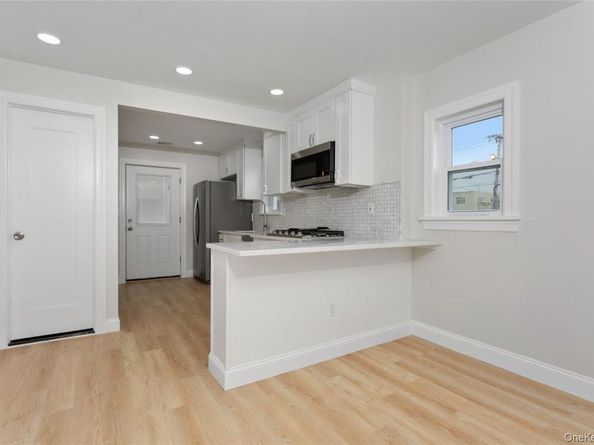 208 W Alhambra Avenue, Lindenhurst NY 11757