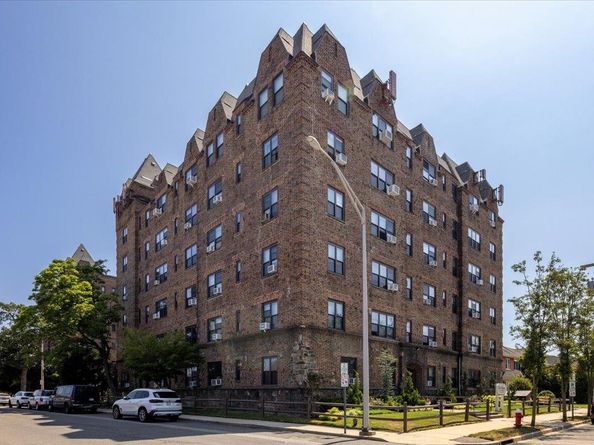141 Wyckoff Place 2E, Woodmere NY 11598