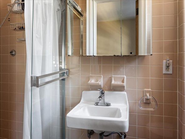 141 Wyckoff Place 2E, Woodmere NY 11598