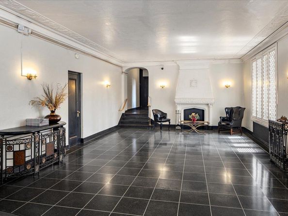 141 Wyckoff Place 2E, Woodmere NY 11598