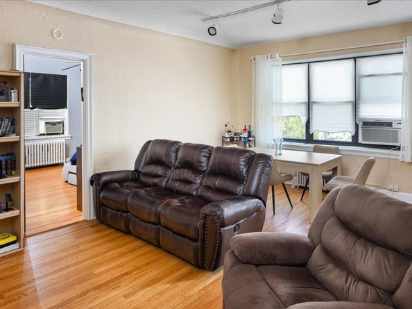 141 Wyckoff Place 2E, Woodmere NY 11598