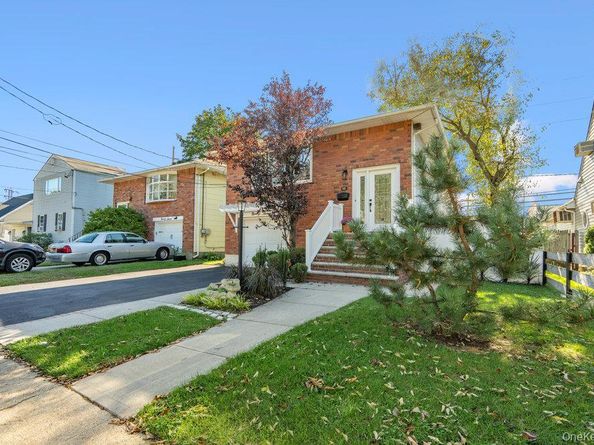 95 Foster Avenue, Valley Stream NY 11580