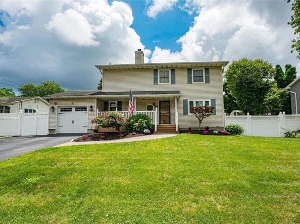 16 Tarkington Road, Holbrook NY 11741