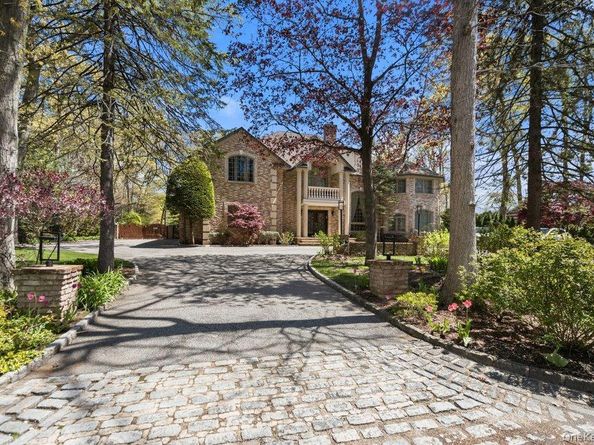 10 Hart Place, Dix Hills NY 11746