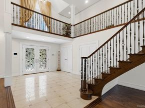 10 Hart Place, Dix Hills NY 11746